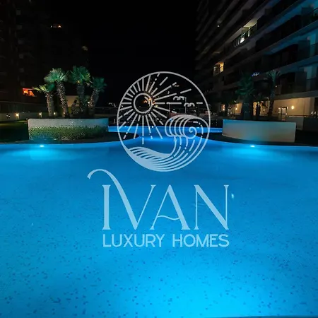 Casa Hugo Ivan Luxury Homes 8ª Norte 1ª Linea